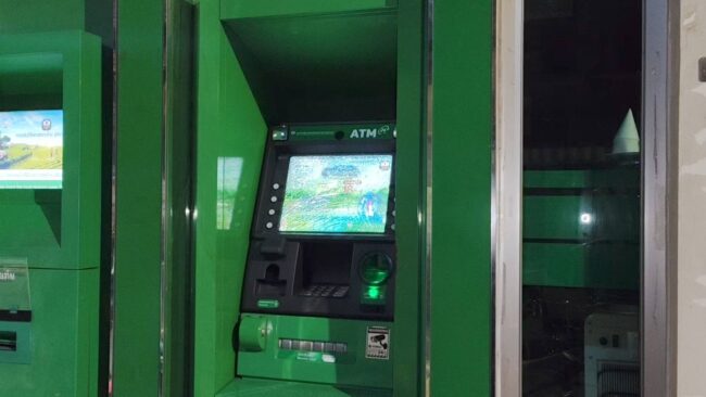 นนทบุรี : ตำรวจเร่งล่ามือดีทุบตู้ ATM สาเหตุคาดกดเงินไม่ออก