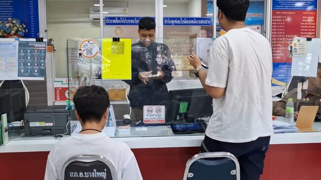 นนทบุรี I เนคไทด์ก็ห้ามใส่ อริต่างสถาบันขี่รถ จยย. แทงกันกลางถนนวิ่งหนีตาย หวังแค่เนคไทและเข็มโรงเรียน
