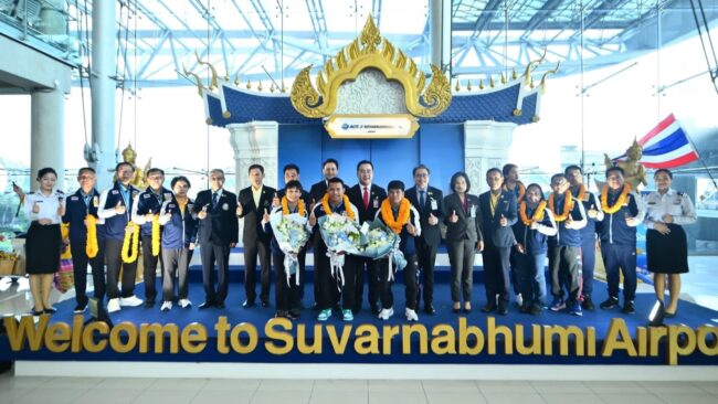 สมุทรปราการ : ท่าอากาศยานสุวรรณภูมิ ร่วมให้การต้อนรับนักกีฬายกน้ำหนักและครูผู้ฝึกสอนทีมชาติไทย