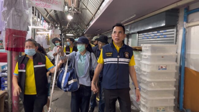 นนทบุรี I หน่วยงานคุมตัวป้าจิ้ง ส่งตรวจร่างกายโรงพยาบาล หวิดปะทะชาวบ้าน