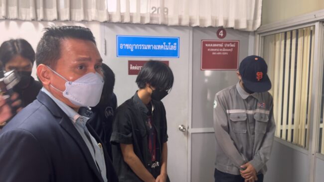 นนทบุรี : มอบตัวแล้ว 4 โจ๋ รุ่นพี่รับน้องโหด ย่องมอบตัวพร้อมทนายความ ปัดสัมภาษณ์สื่อขอให้การแต่ตำรวจ
