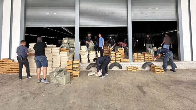 มุกดาหาร : ตำรวจน้ำ สนธิกำลังจับกุมบุหรี่ กัญชา ลักลอบนำเข้า มูลค่าประมาณ 19 ล้าน