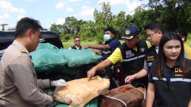 มุกดาหาร I ตำรวจน้ำร่วมกับปศุสัตว์จังหวัด ฝังกลบหนังสุกร ป้องกันการแพร่ระบาดของโรค