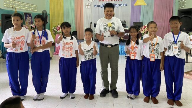 นครสวรรค์ : ชมรมครูรู้คุณ ช่วยเหลือโรงเรียนขนาดเล็ก เลี้ยงอาหาร ระดมทุน มอบอุปกรณ์กีฬา