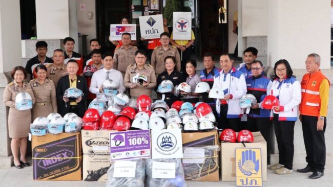 นครสวรรค์ : ผู้ว่าราชการจังหวัด รับมอบหมวกนิรภัย “หลอมรวมน้ำใจ สวมหมวกนิรภัยให้น้อง”