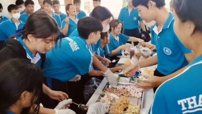 พิษณุโลก : โรงเรียนเทศบาล 4 ชุมชนวัดธรรมจักร จัดกิจกรรมฝึกอาชีพการขายให้กับเด็กนักเรียน ตามโครงการ “ ตลาดนัด พอเพียง ”