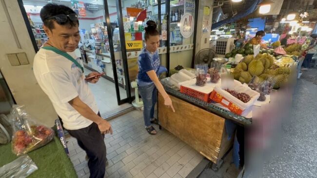 นนทบุรี : ชาวปากเกร็ดสุดทน “ลุงไสว“ ชายเร่ร่อนคนดัง อุจจาระเรี่ยราด บางวันพกมีดด่าทอชาวบ้าน