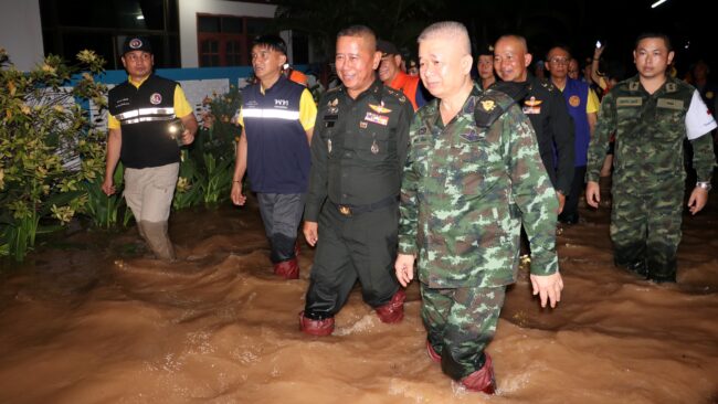 อุดรธานี : มทภ.2 ตรวจเยี่ยมกำลังพล สั่งการศูนย์บรรเทาสาธารณภัย มทบ.24 พร้อมช่วยประชาชน