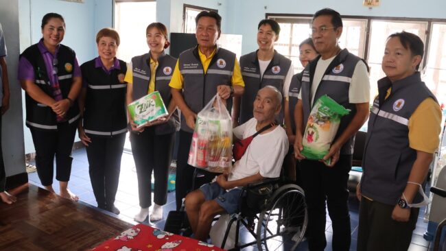 นครสวรรค์ : นายกเทศมนตรีฯ สท. ผู้บริหารเทศบาล อสม. พบปะให้กำลังใจ มอบสิ่งของจำเป็นผู้สูงอายุ ผู้พิการ ผู้ป่วยติดบ้านติดเตียง