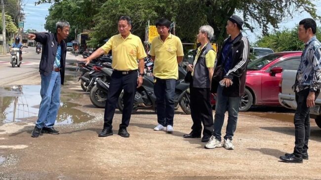 นายกเทศมนตรี ตรวจพื้นที่บริเวณหน้าโรงเรียนลาซาลโชติรวี หลังฝนตกเกิดน้ำท่วมขัง
