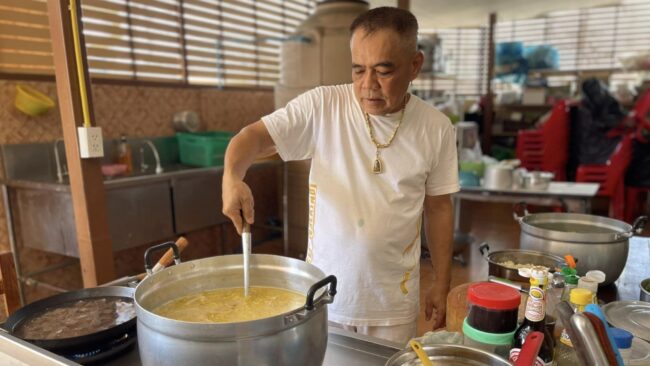 นครสวรรค์ : ขอบคุณป๊ายุทธและแม่มะลิวรรณ์ ทำแกงเขียวหวานไก่ขนมจีน ให้กับน้องๆ ที่จัดสถานที่งานคเณศจตุรถี