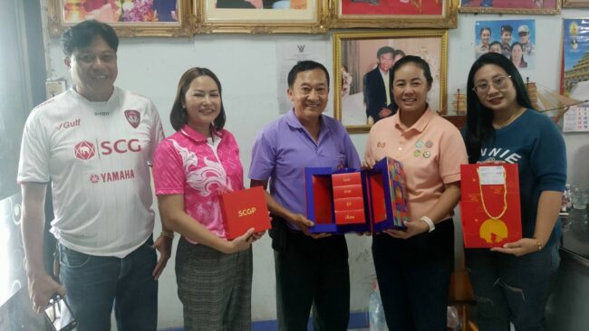 ราชบุรี : คณะผู้บริหารงานประชาสัมพันธ์ บจก. SCGP โรงงานบ้านโป่ง มอบของที่ระลึกในโอกาศที่สนับสนุนงานข่าวสาร