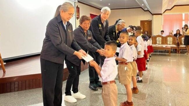 ราชบุรี : เทศบาลเมืองบ้านโป่ง มอบทุนการศึกษา “โครงการสนับสนุนการศึกษานักเรียน เรียนดี” แต่ขาดแคลนทุนทรัพย์