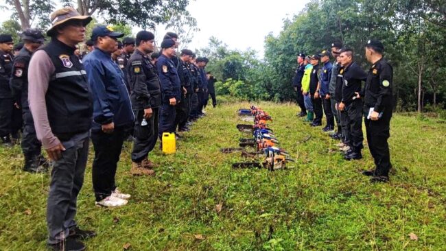 พิษณุโลก : เจ้าหน้าที่ป่าไม้และทหาร กอ.รมน. เข้าตรวจยึดผืนป่ายางพารารุกพื้นที่ป่าสงวน
