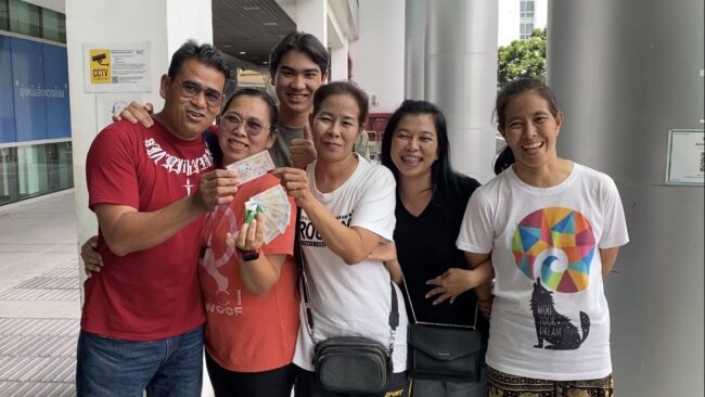 นนทบุรี : สองพี่น้องพ่อค้าแม่ค้าหน้าวัดหลวงพ่อกวย ถูกรางวัลที่ 1 ที่ 2 รับเงิน 7 ล้านบาท หลังหวยเหลือขายไม่หมด