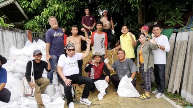 นนทบุรี : อบต.ท่าอิฐ เร่งบรรจุกระสอบทรายสร้างแนวป้องกันนอกแนวเขต กั้นน้ำเจ้าพระยา
