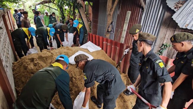 นนทบุรี : อบต.ท่าอิฐ ร่วมกับทหาร นำกระสอบทรายวางตลอดแนวชุมชนมัสยิดท่าอิฐหลังระดับน้ำท่วมสูง