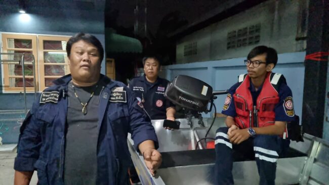 นนทบุรี : หน่วยปฏิบัติการแพทย์ฉุกเฉิน มูลนิธิป่อเต็กตึ๊ง เตรียมเรือท้องแบนช่วยเหลือผู้ป่วยและผู้เสียชีวิตที่ประสบภัยทางน้ำ