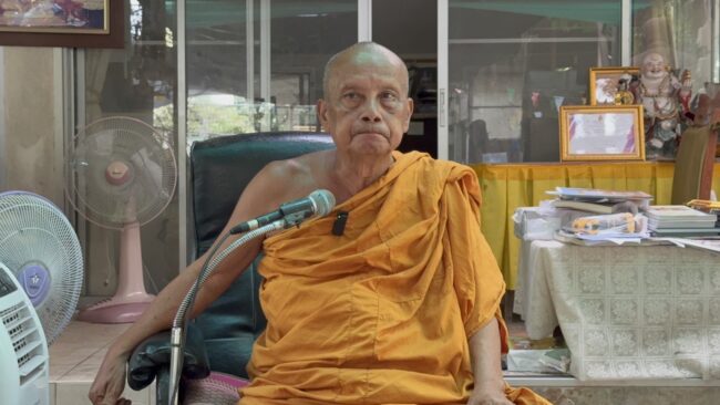นนทบุรี : พระพยอม ชี้พฤติกรรมพระถือดาบกลางถนนไม่เหมาะสม แนะควรบำบัดหากป่วยทางจิต