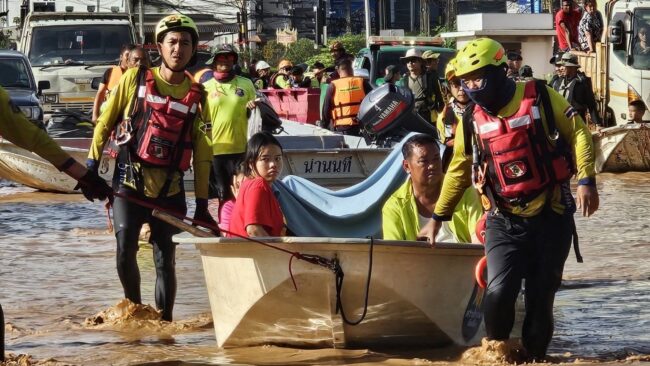 ชลบุรี : กู้ภัยสัตหีบ ลุยช่วยผู้ป่วย อพยพคน ระดับน้ำยังท่วมสูงบางพื้นที่ ในอุทกภัยเชียงราย