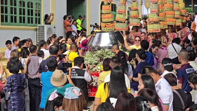 ลพบุรี : พุทธศาสนิกชน กว่า 3,000 คน ร่วมประเพณีตักบาตรข้าวต้มลูกโยม แด่พระสงฆ์ที่ลงจากยอดเขา เนื่องในเทศกาลออกพรรษา