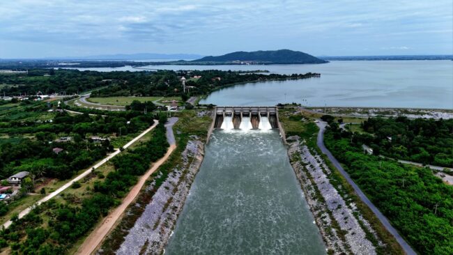 ลพบุรี : เขื่อนป่าชลสิทธิ์ น้ำเต็มความจุ เร่งทยอยปรับเพิ่มการระบายน้ำ เพื่อควบคุมปริมาณน้ำในเขื่อน