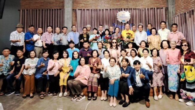 นครสวรรค์ : ชมรมครูเก่าโรงเรียนนวมินทร์ ต้อนรับน้องใหม่วัยเกษียณ 6 ราย เลี้ยงรับอย่างอบอุ่น