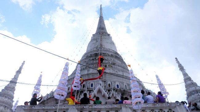สมุทรปราการ : ประกอบพิธีห่มผ้าองค์พระสมุทรเจดีย์ปูชนียสถานคู่บ้าน คู่เมือง