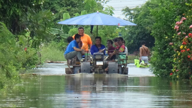 พิษณุโลก : แม่น้ำยมสายเก่ายังสูงขึ้นเล็กน้อย หมู่ 6 อ.พรหมพิราม เร่งอพยพผู้ประสบภัยมาอยู่ที่พักพิงชั่วคราว