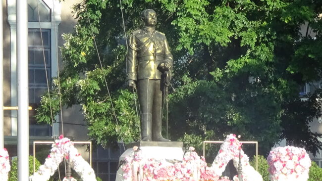 พิษณุโลก : จัดพิธีวางพวงมาลาดอกไม้สีชมพู ถวายราชสักการะ วันปิยมหาราช 23 ตุลาคม
