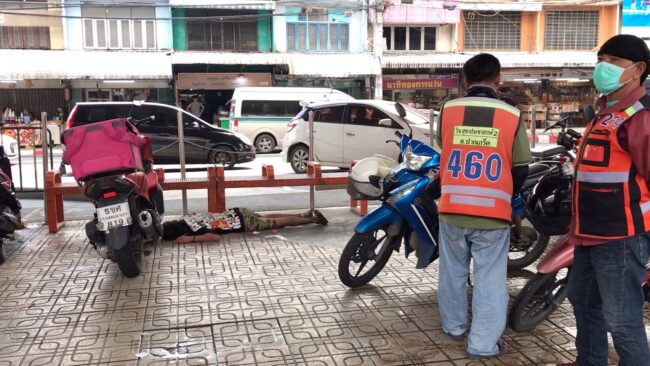 นนทบุรี : กลุ่มคนเร่ร่อนรับเงินดิจิทัลวอลเล็ตจับกลุ่มก๊งเหล้าเมาถ่ายอุจาระเกลื่อนส่งกลิ่นเหม็นคลุ้ง