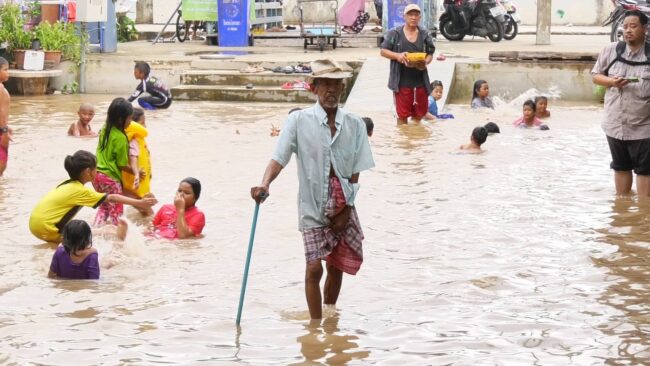 นนทบุรี : ชุมชนริมน้ำตำบลท่าอิฐ อ.ปากเกร็ด เริ่มได้รับผลกระทบน้ำท่วม หลังเขื่อนเจ้าพระยาเพิ่มอัตราการระบายน้ำ