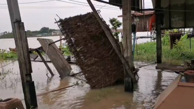 นนทบุรี : เกราะเกร็ดอ่วม หลังน้ำขังนานนับเดือน ซ้ำเจอพายุฝนกระหน่ำของพังเสียหาย