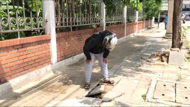 นนทบุรี : ชาวปากเกร็ดร้องหน่วยงานแก้ไขด่วน ทางเท้าถนนแจ้งวัฒนะชำรุด เสี่ยงเกิดอุบัติเหตุ
