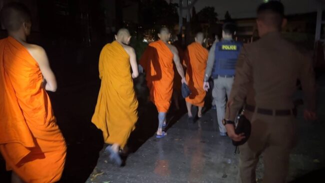 นนทบุรี : ตำรวจบุกค้นกุฏิ วัดดังจังหวัดนนทบุรีพบ ฉี่ม่วง 5 รูป​ จับสึกกลางดึก​