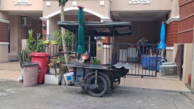 นนทบุรี​ :​ ล่าคนร้ายขับกระบะ​ปัดแผงไก่​ย่าง​พ่อค้าเสียหาย​ ทิ้งกระสุนปืน​ขู่ 30 นัด