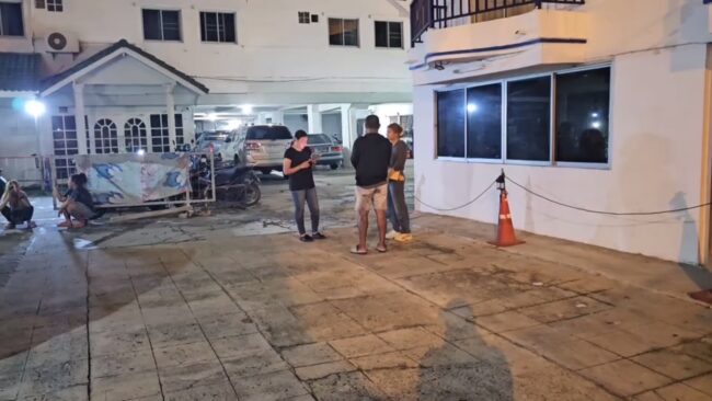นนทบุรี​ : ชายฉกรรจ์ 2 คน อ้างตัวเป็นตำรวจชักปืนจ่อศีรษะ​ รปภ.หอพัก​ ขณะเข้าระงับเหตุ