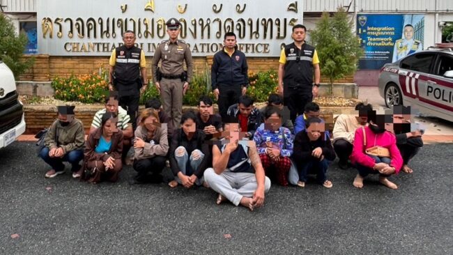 จันทบุรี : ตม. สกัดรถลักลอบขนแรงงานต่างด้าวผิดกฎหมาย ผงะหลังเปิดประตูรถออกมาพบ 15 กัมพูชา อัดแน่น