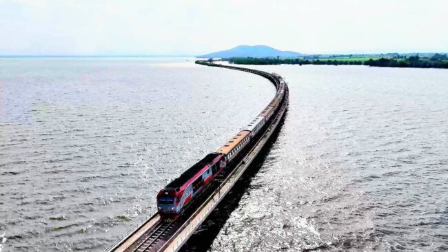 ลพบุรี : เริ่มแล้ว “รถไฟลอยน้ำ รอบปฐมฤกษ์ในสัปดาห์แรกของปี”  ได้รับความสนใจจากนักท่องเที่ยวเป็นจำนวนมาก
