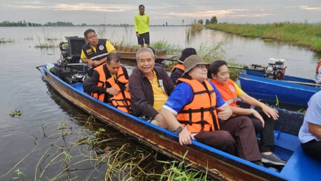 นครสวรรค์ : นายก อบจ. ร่วม นายก อบต.พระนอน อบต.หนองปลิง ลงเรือแจกถุงยังชีพช่วยชาวบ้านห้วยหิน ประสบภัยน้ำท่วม