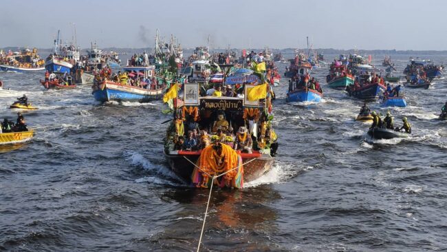 สมุทรปราการ : สุดคึกคักชาวคลองด่านร่วมงาน แห่หลวงพ่อปานลงทะเลครบรอบ 114 ปี