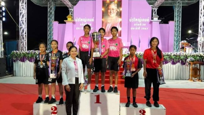 ราชบุรี : โรงเรียนเทศบาล 4 (วัดมหาธาตุวรวิหาร) คว้าถ้วยรางวัลพระราชทาน กรมสมเด็จพระเทพฯ ในการแข่งขันเซปักตะกร้อบัวใหญ่เกมส์ครั้งที่ 38