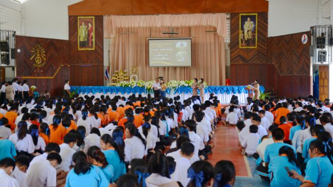 มุกดาหาร : สว.มอบทุนส่งเสริมการศึกษานักเรียน โรงเรียนคำชะอีวิทยาคาร