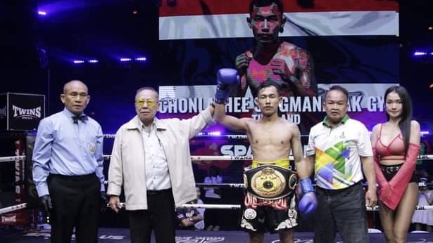 ชลธี สิงห์มนัสศักดิ์ คว้าเข็มขัด ABF Bantam Weight มาครองหลังรัวหมัดไม่ยั้งใส่กำปั้นญี่ปุ่นวัย 49 ปี