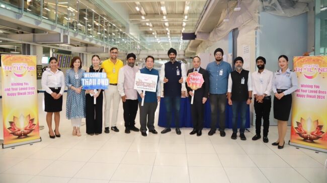 สมุทรปราการ : ท่าอากาศยานสุวรรณภูมิร่วมกับสมาคมอินเดียแห่งประเทศไทย แจกขนมหวานต้อนรับผู้โดยสาร เนื่องในเทศกาลดิวาลี