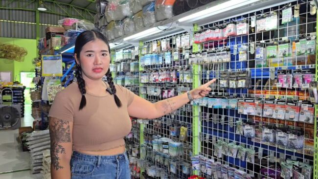 นนทบุรี​ : สองหนุ่ม ตระเวนลักอุปกรณ์ตกปลา​​ ท้าทายกล้องวงจรปิด​ เจ้าของร้านเผยให้เวลาถึงเย็นนี้ไม่เอาของมาคืน​แจ้งความจับทันที
