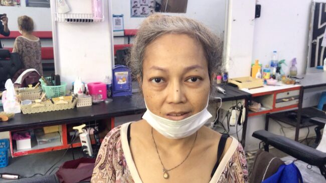 นนทบุรี​ : เจ้าของร้านแจงกรณี หนุ่มโวยเจ้าของร้านตัดผม ให้ต่างด้าวตัดผมจนไม่เป็นทรง คราบน้ำมันเต็มศีรษะ