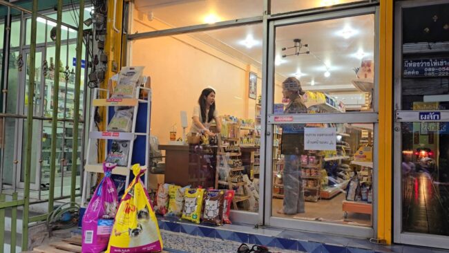 นนทบุรี​ : มิจฉาชีพแขกขาว ตระเวนตบทรัพย์แม่ค้า เสียหายนับพัน​บาท ใช้วิธีเปลี่ยนสินค้าให้สับสนแล้วเชิ่ดเงินทอน