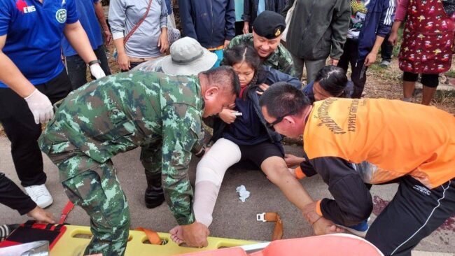 เชียงราย : ผบ.มทบ.34 และกำลังพล ช่วยเหลือผู้ประสบอุบัติเหตุ ขณะเดินทางกลับจากตรวจเยี่ยมงานที่ อ.เทิง