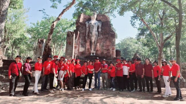 นครสวรรค์ : กลุ่มอดีตครูโรงเรียนนวมินทราชูทิศมัชฌิม “ชมรมสดใสวัยเก๋า” เดินทางทัศนศึกษา อุทยานประวัติศาสตร์และอุทยานแห่งชาติ